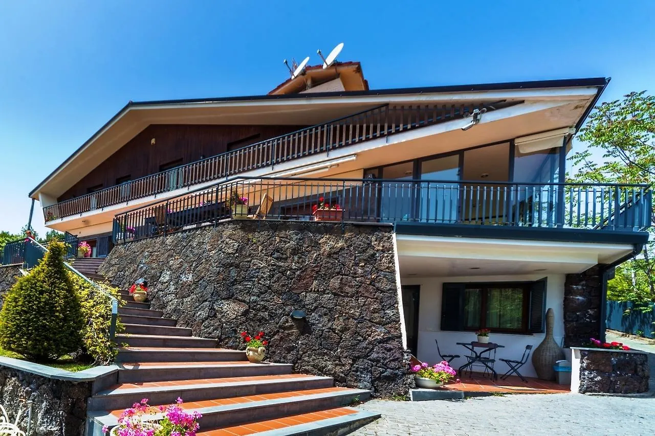 Bed and Breakfast Etna Hut Nicolosi Nocleg ze śniadaniem